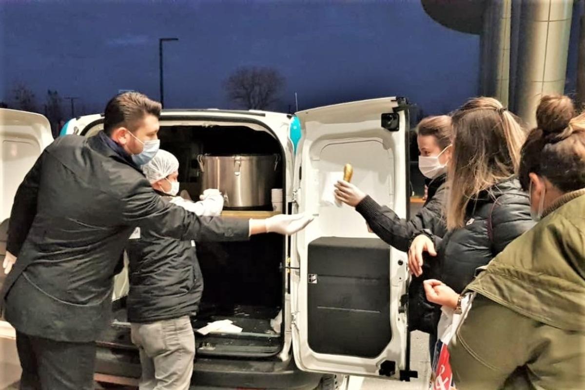 Sağlık &ccedil;alışanlarına sıcak &ccedil;orba ve simit ikramı