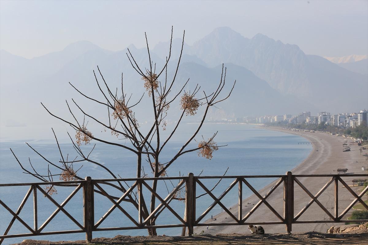 Antalya, Muğla, Isparta ve Burdur'da sokağa &ccedil;ıkma kısıtlamasına uyuluyor