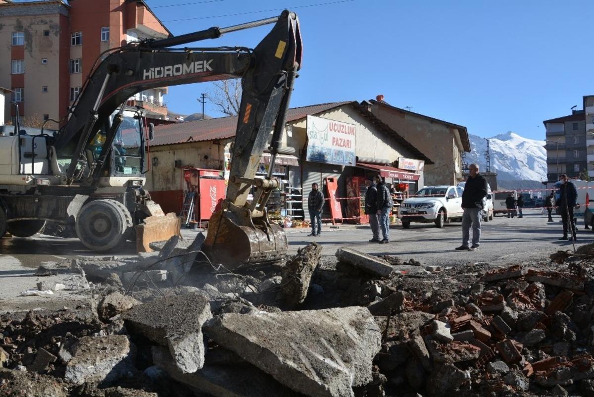 Hakkari&rsquo;de tıkanan eski menfez yenilendi