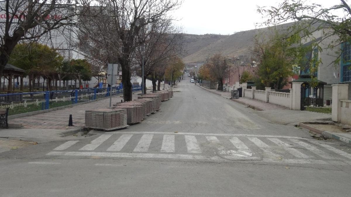 Gerc&uuml;ş il&ccedil;esinde sokaklar boş kaldı