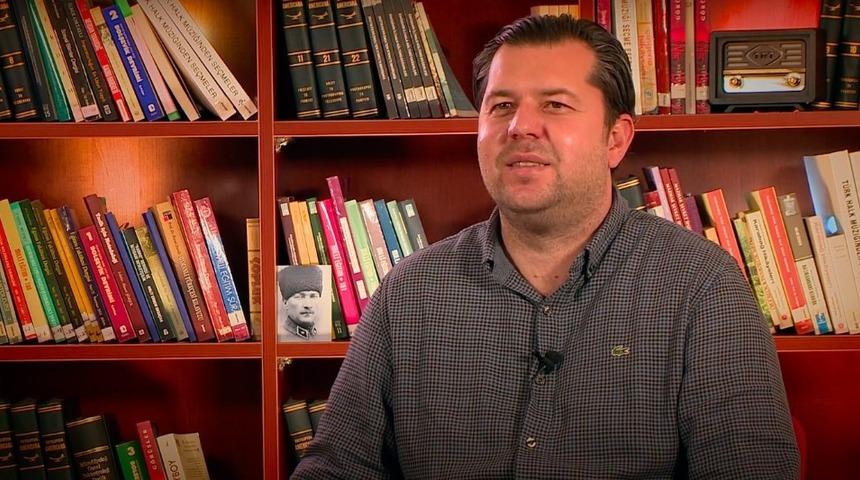 Doç. Dr. Aydın, "Beynine Bir Kez Hava Değmeye Görsün" isimli eseri kitap severler için anlattı