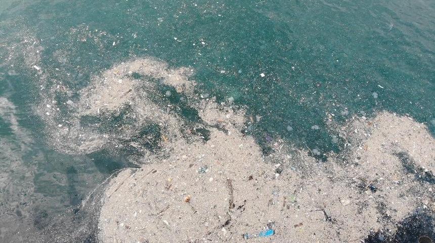 İstanbul'da şoke eden görüntüler! Boğaz çöpe teslim oldu