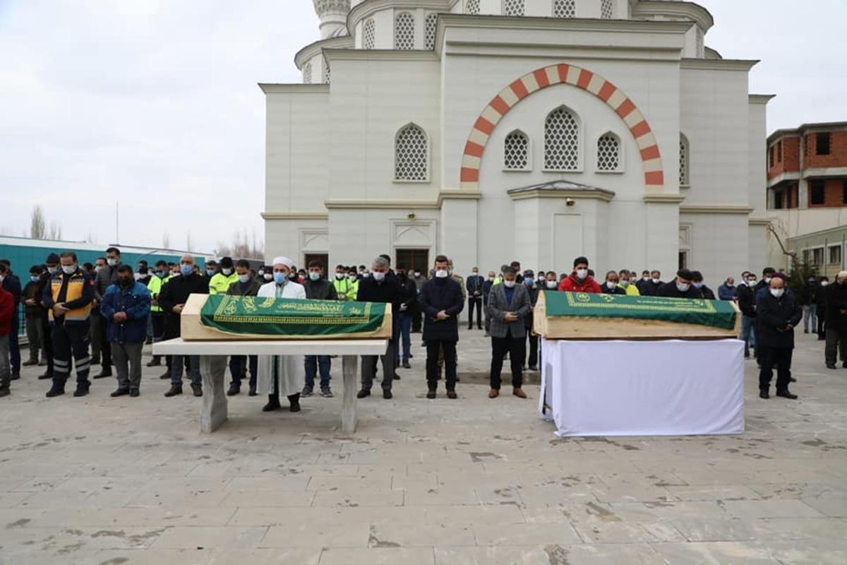 Trafik kazasında hayatını kaybeden 2 kişi toprağa verildi