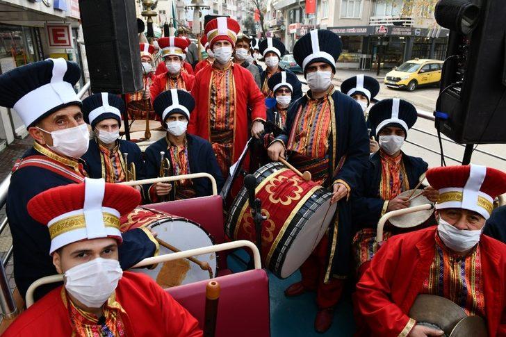 Boş kalan sokaklar mehter marşlarıyla yankılandı G2