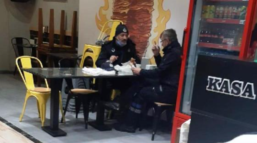 Zabıta memurları yasağa rağmen lokantada yemek yedi