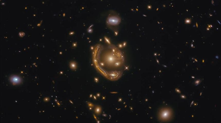 Hubble Uzay Teleskobu, devasa Einstein halkasını görüntüledi