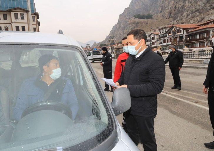 Vali Masatlı araçları denetledi, izin belgelerini kontrol etti G1