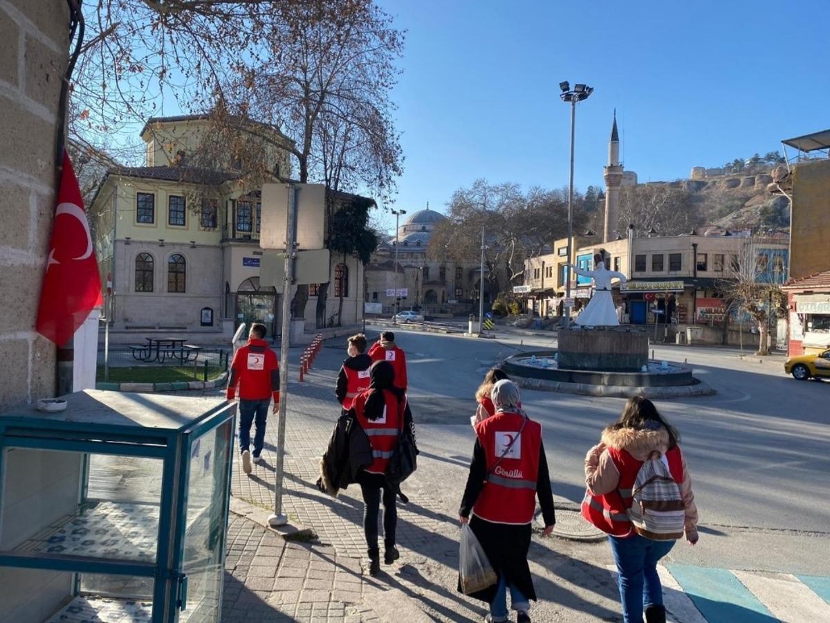 K&uuml;tahya Gen&ccedil; Kızılay g&ouml;n&uuml;ll&uuml;leri sokaklarda