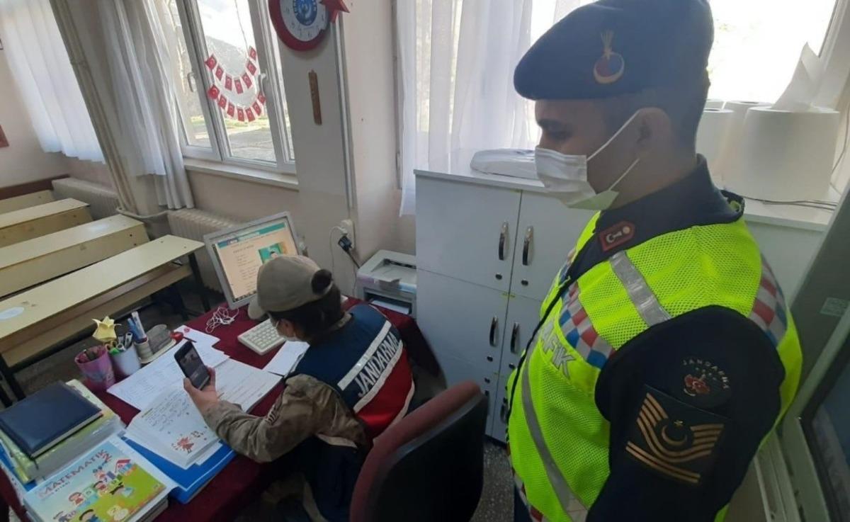 Jandarmadan &ouml;ğrencilere EBA &uuml;zerinden eğitim