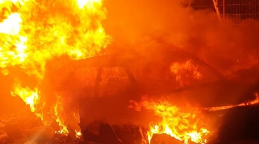 Silivri'de park halindeki araç alev topuna döndü