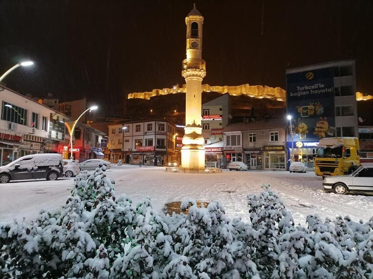 Bayburt&rsquo;ta kar yağışı etkili oluyor