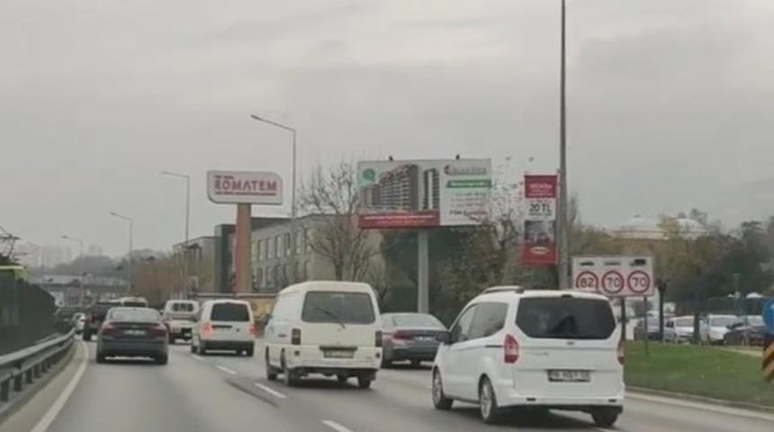 Bursa&rsquo;da trafikte makas atan s&uuml;r&uuml;c&uuml;ler ara&ccedil; kamerasıyla g&ouml;r&uuml;nt&uuml;lendi