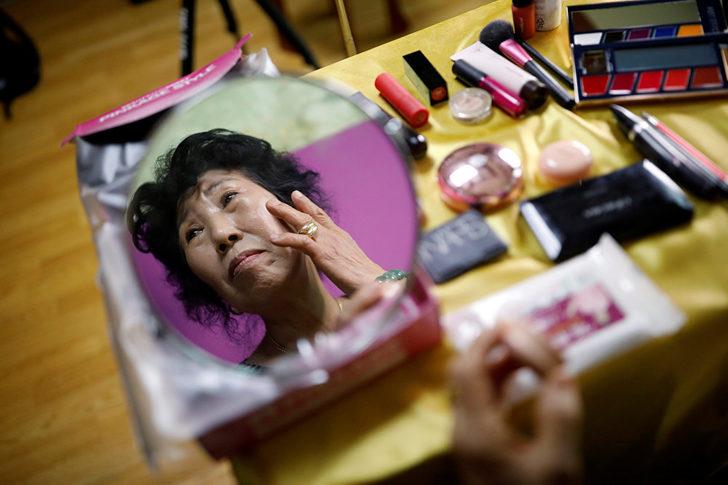 Bu b&uuml;y&uuml;kanne başka: 70 yaşındaki Park Mak-rye'nin makyaj kanalına hoş geldiniz!