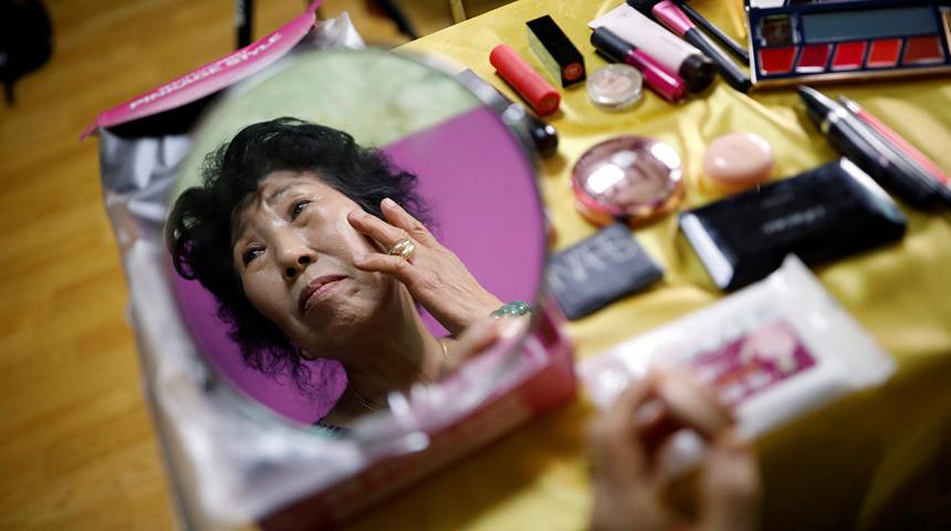 Bu b&uuml;y&uuml;kanne başka: 70 yaşındaki Park Mak-rye'nin makyaj kanalına hoş geldiniz!