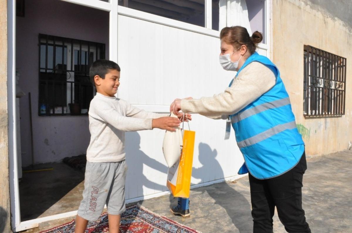 Kızıltepe&rsquo;de Yerli Malı Haftasında &ccedil;ocuklara Mardin bulguru hediye edildi