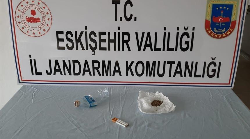Eskişehir'de yol kontrol&uuml;nde uyuşturucu ş&uuml;phelisi 2 kişi yakalandı