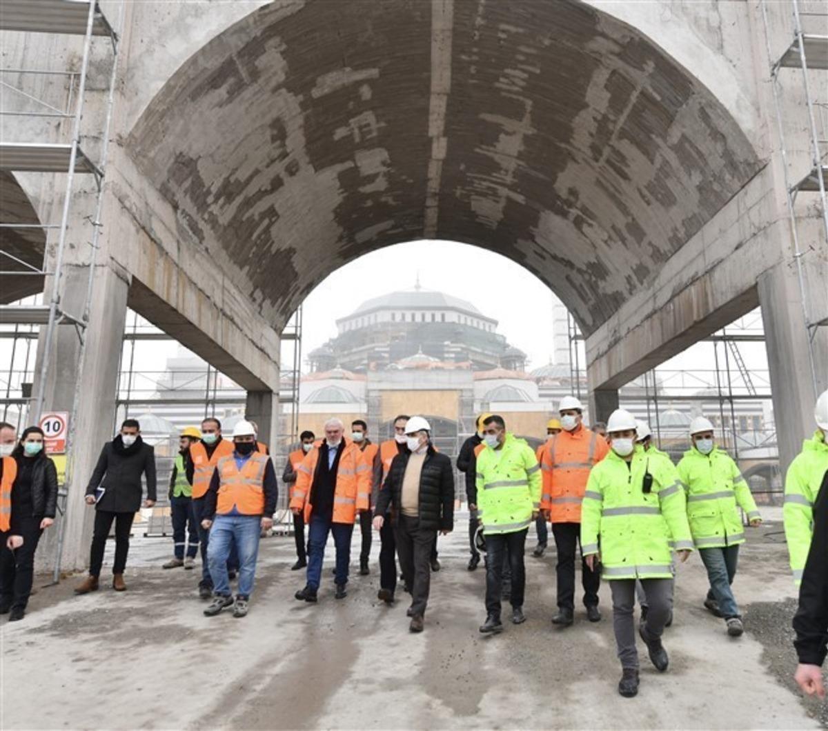 Vali Karaloğlu, Merkez Cami ve K&uuml;lliyesinde incelemelerde bulundu