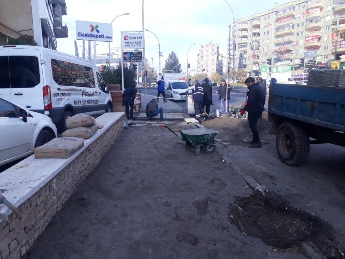 Bağlar&rsquo;da bozulan parke taşları yenileniyor