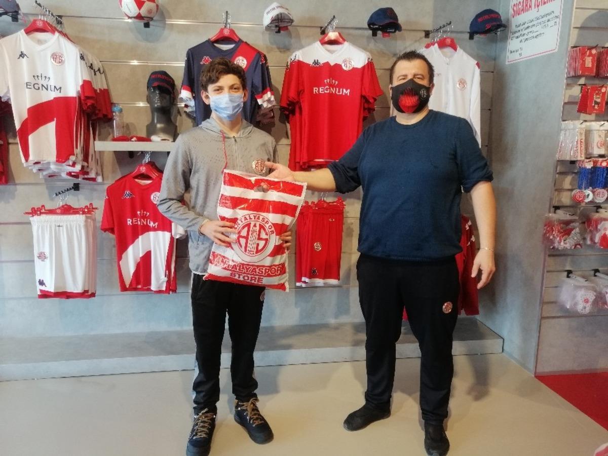 Antalyaspor Kul&uuml;b&uuml; Derneği&rsquo;nden y&uuml;z&uuml;c&uuml;lere hediye
