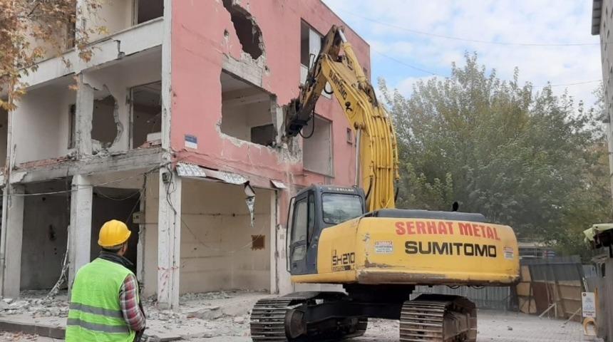 Eski belediye binasının yıkımına başlanıldı