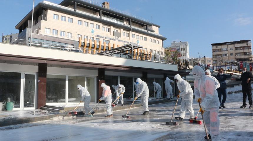 Şırnak'ta caddeleri köpüklü suyla yıkadılar