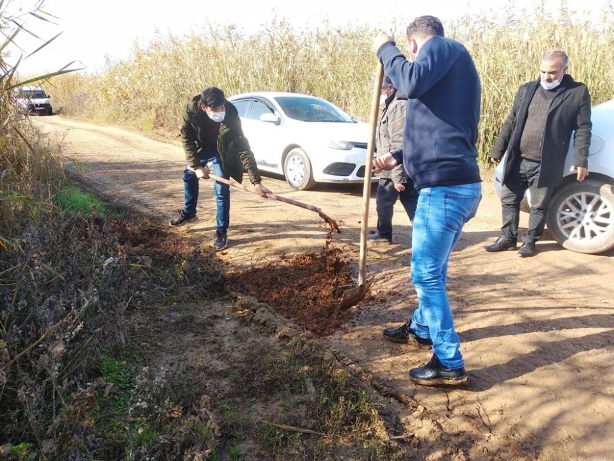 Bozuk yolu kazma ve k&uuml;rekle d&uuml;zeltmeye &ccedil;alıştılar