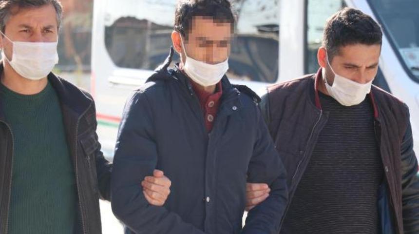 Atatürk büstünü yerinden söküp çöp kutusuna attı