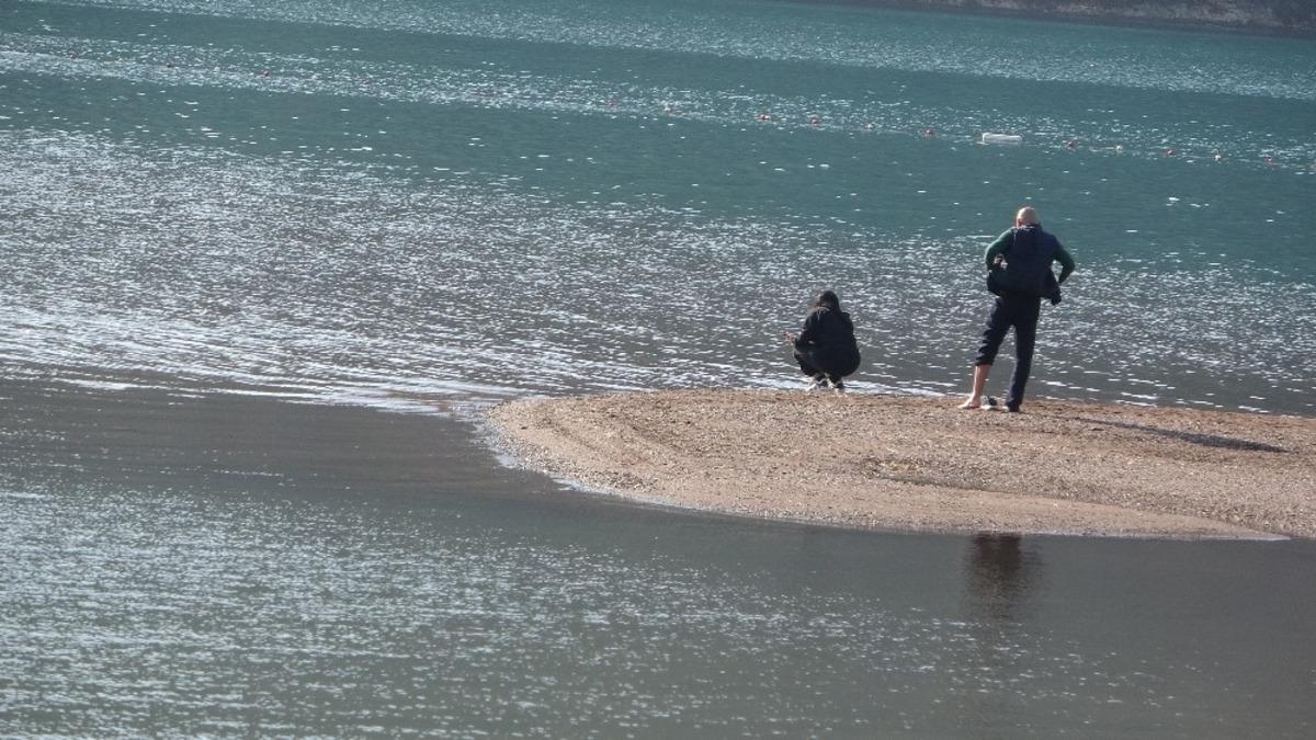 D&uuml;nyaca &uuml;nl&uuml; plaj hafta sonu iki arkadaşa kaldı