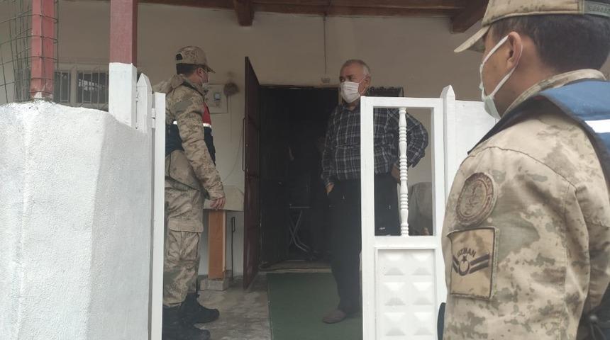 Jandarma kısıtlamada yaşlıların yardımına koştu