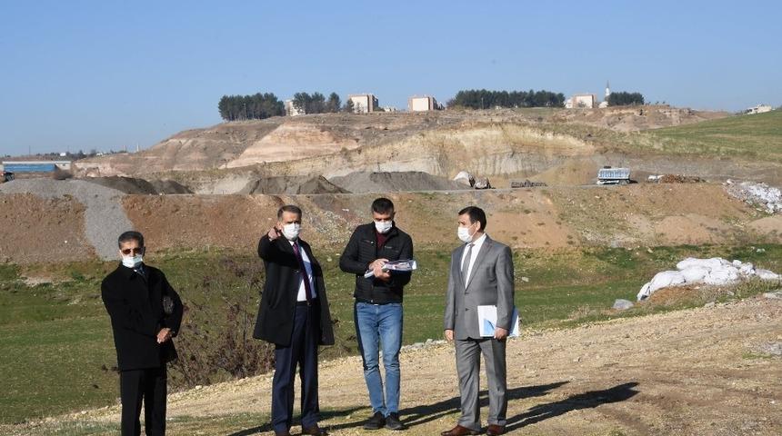Vali &Ccedil;uhadar t&uuml;t&uuml;n işletme tesisi arazisinde incelemelerde bulundu