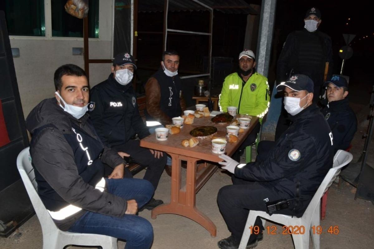 Sınır il&ccedil;esinde uygulama yapan polislere &ccedil;orba ikramı