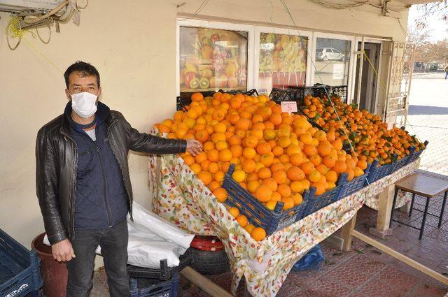 Kapatılan kahvehane ve çay ocağı işletmecilerinden manav hizmeti