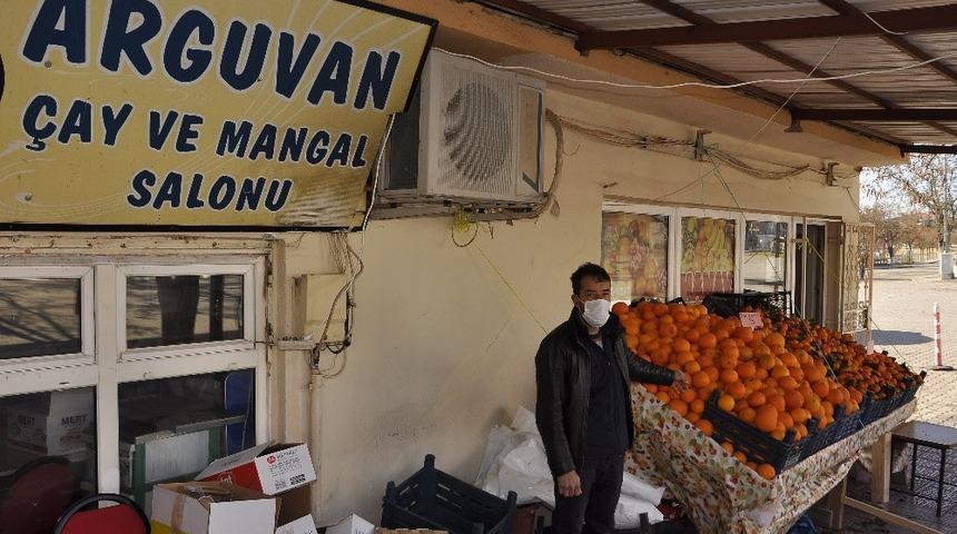 Kapatılan kahvehane ve &ccedil;ay ocağı işletmecilerinden manav hizmeti