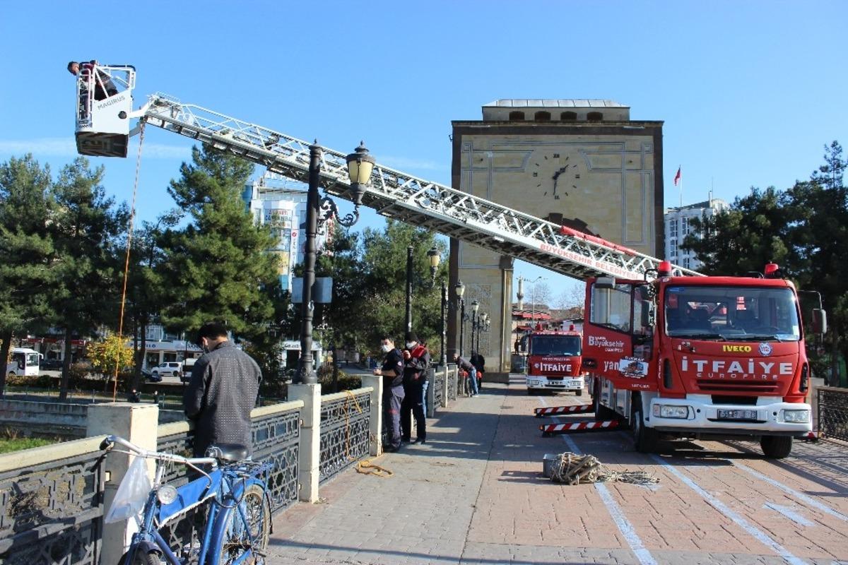 İtfaiyeden k&ouml;pr&uuml; &uuml;zerinde tatbikat