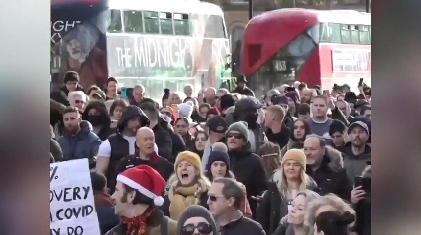 İngiltere'de koronavirüs protestosunda 27 gözaltı