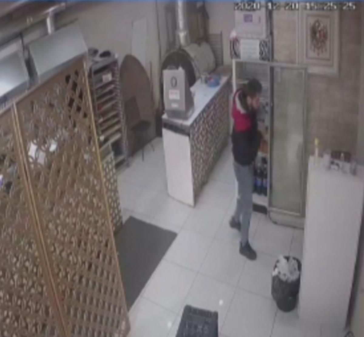 Hırsız ile işyeri sahibi arasında yaşanan arbede anları kameraya yansıdı