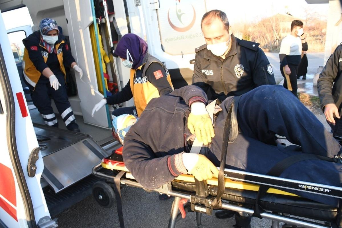 M&uuml;stakil evin &ccedil;atısından d&uuml;şen yaşlı adam yaralandı