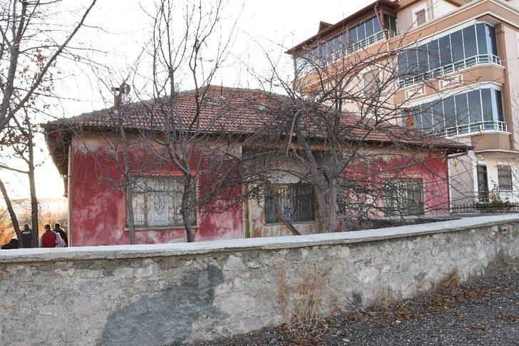 Müstakil evin çatısından düşen yaşlı adam yaralandı G4