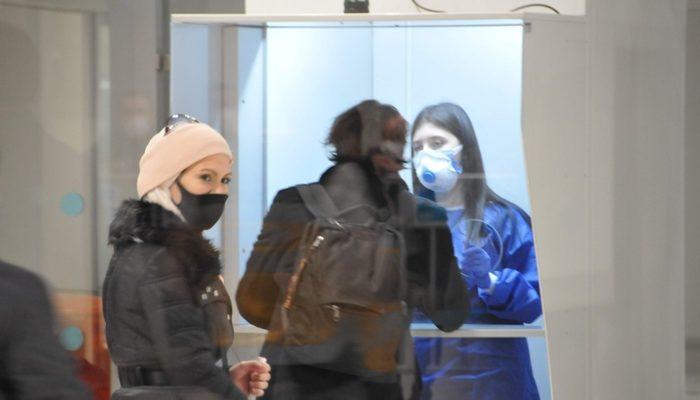 Londra’dan gelen yolcular PCR testi yapılarak Türkiye'ye alındı