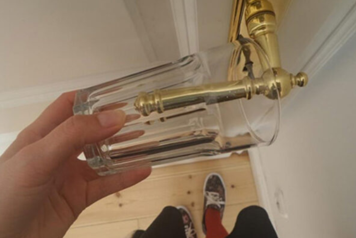 Hırsızları uzaklaştıran taktik! Uyumadan &ouml;nce kapı koluna bardak koyup yatıyor