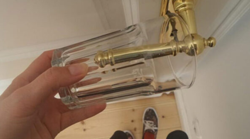 Hırsızları uzaklaştıran taktik! Uyumadan &ouml;nce kapı koluna bardak koyup yatıyor