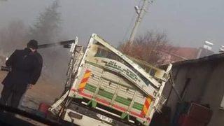 Ortağının kamyonuna yerleştirmeye çalıştığı bomba elinde patladı