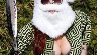 Phoebe Price'ın göğüs ucu fırladı! O poz vermeye devam etti