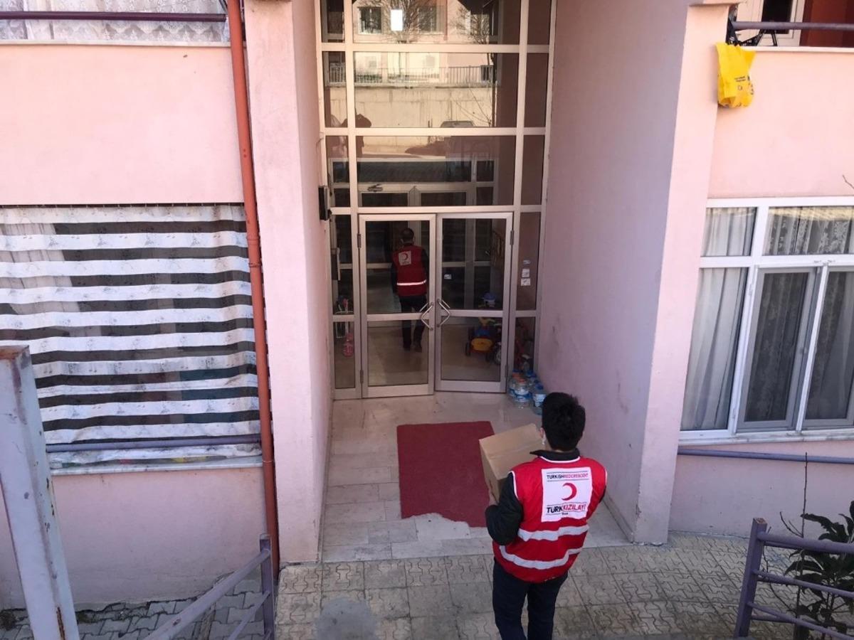 Hisarcık&rsquo;ta Kızılay, iş yeri kapanan esnaflara gıda kolisi dağıttı