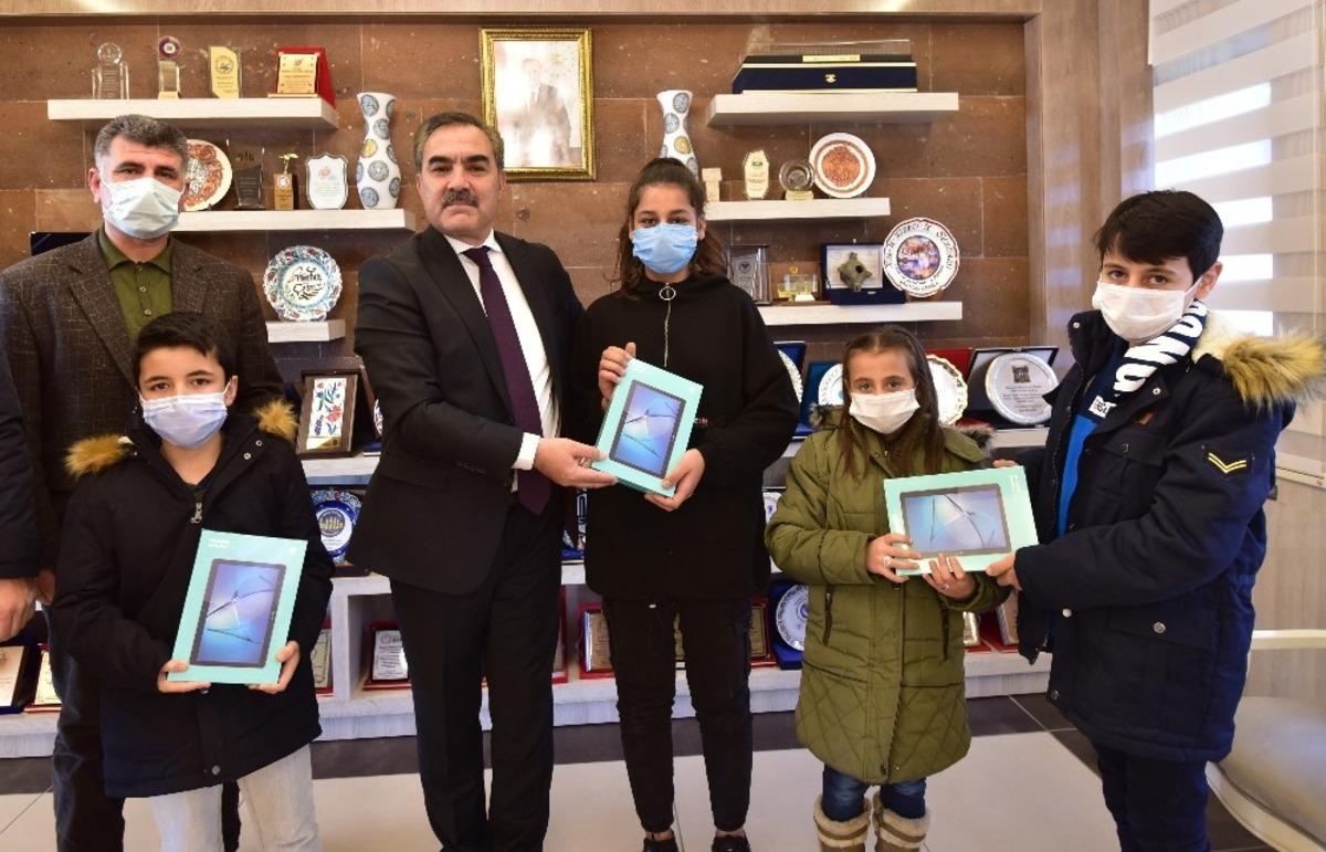 Ahlat Belediyesinden &ouml;ğrencilere bilgisayar ve tablet desteği