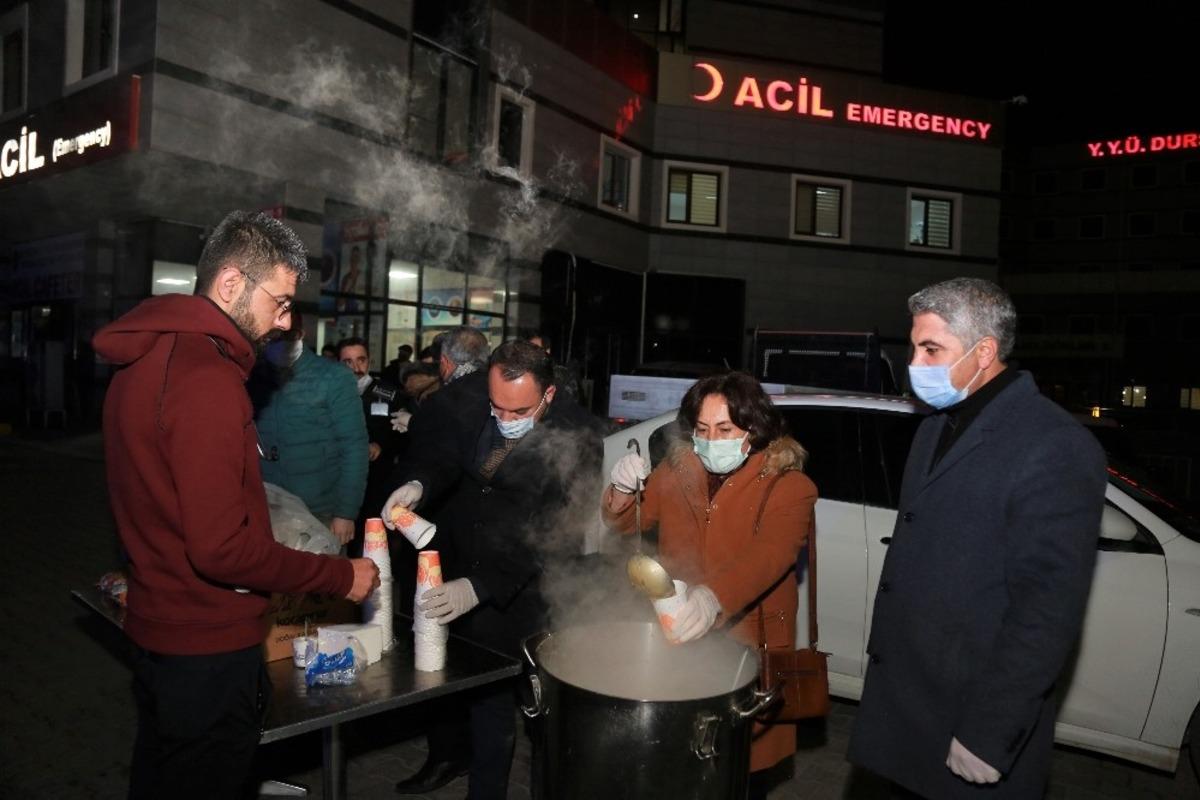 Tuşba Belediyesinden sağlık ve g&uuml;venlik &ccedil;alışanlarına sıcak &ccedil;orba ikramı