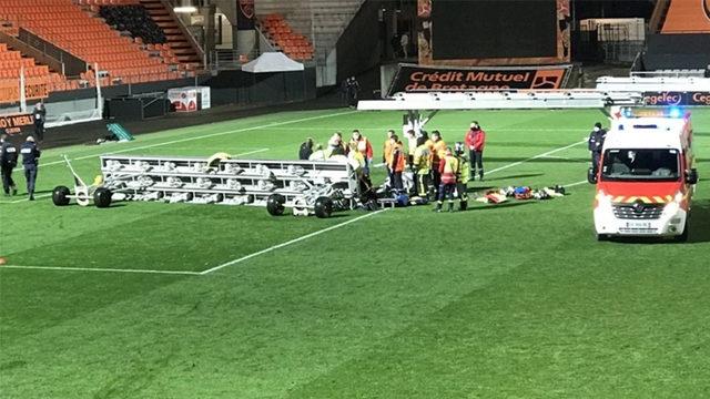 Lorient-Rennes maçında trajik ölüm! Projektör ışığı üstüne düştü
