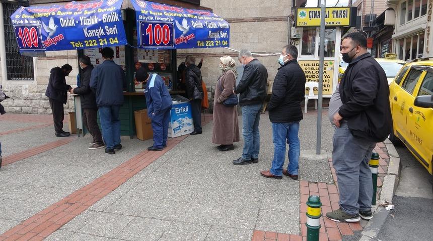 Milli Piyango bayileri önünde 100 milyonluk ikramiye kuyruğu