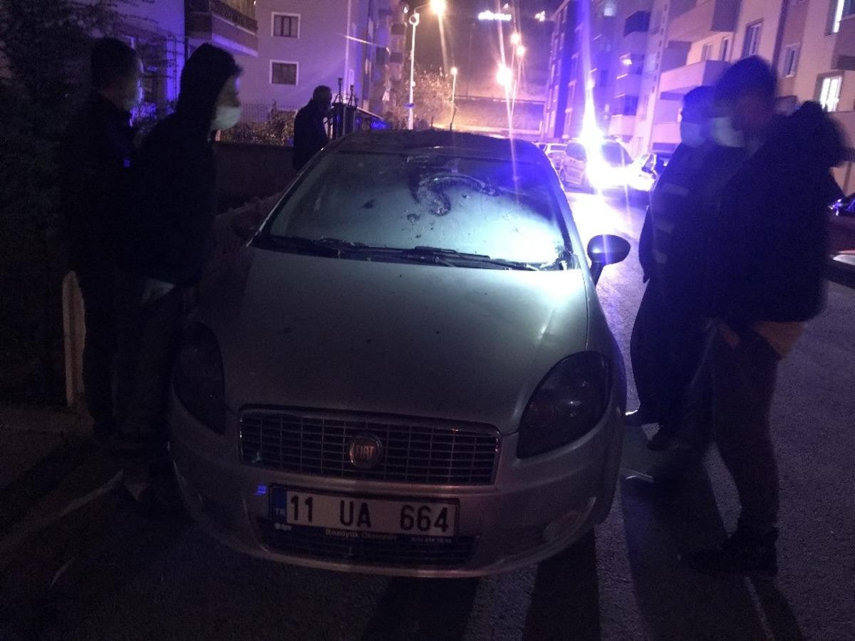Yanan sokak lambası park halindeki arabanın &uuml;zerine d&uuml;şt&uuml;