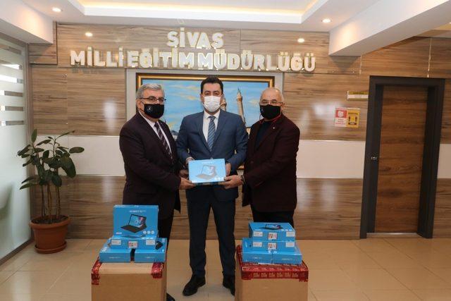 Sivas’ta ki ihtiyaç sahibi öğrencilere tablet desteği